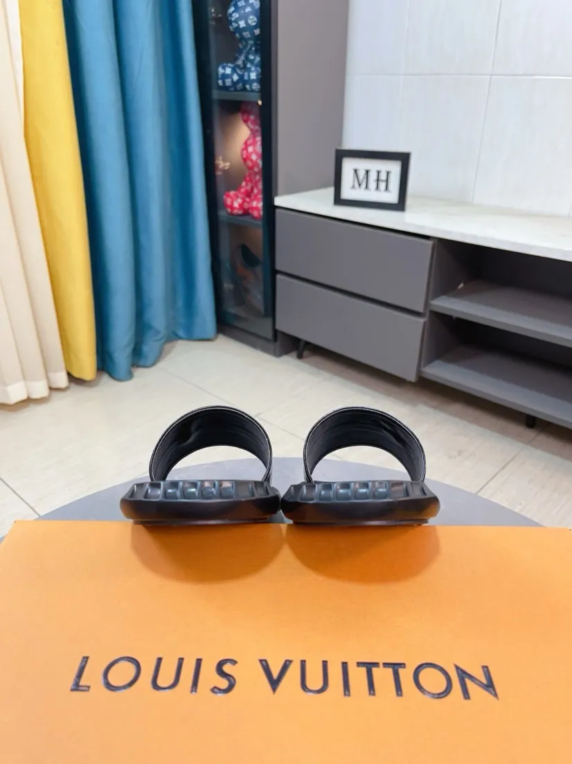 Men's shoes 💰260🌹🌹 (lv-Louis Vuitton) new men's sandals, high-end boutique, exquisite embossed logo decoration on the upper, fine workmanship, super soft soles, casual, loose and comfortable, a must-have in summer! \nsize：38-44